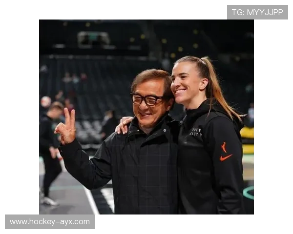 足球巨星与跨界明星同框合影展现不同领域的精彩碰撞与友谊时刻