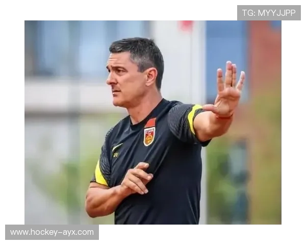 足球教练兼球星亲自出镜带队备战新赛季 展现双重身份魅力